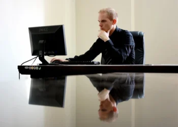 mand sidder koncentreret på enmandskontor som i lederskab