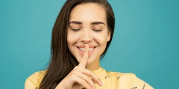 Pige holder pegefinger for munden som udtryk for referencer kan være usande.