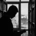 sort hvid foto af mand på bibliotek som i mentalisering