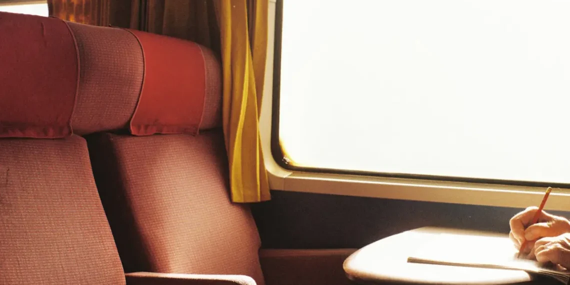 Togkupe fotograferet ud af vinduet som udtryk for distanceledelse