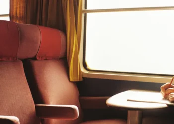 Togkupe fotograferet ud af vinduet som udtryk for distanceledelse