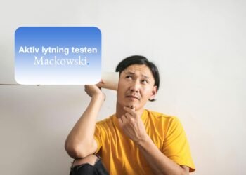 Aktiv lytning test mand sidder med øre til dåsetelefon med infografik på dansk.