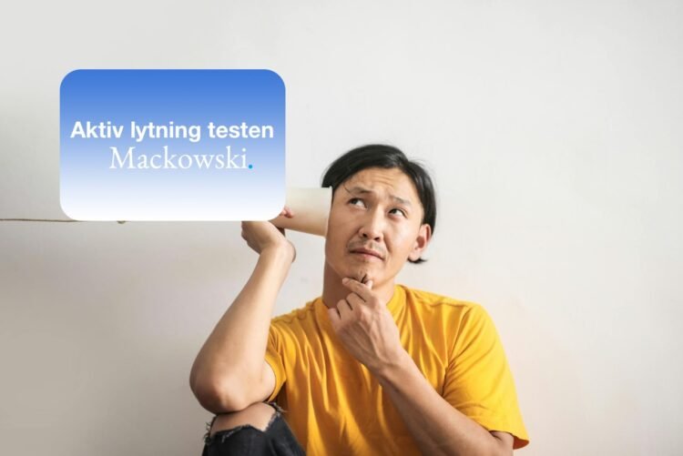 Aktiv lytning test mand sidder med øre til dåsetelefon med infografik på dansk.