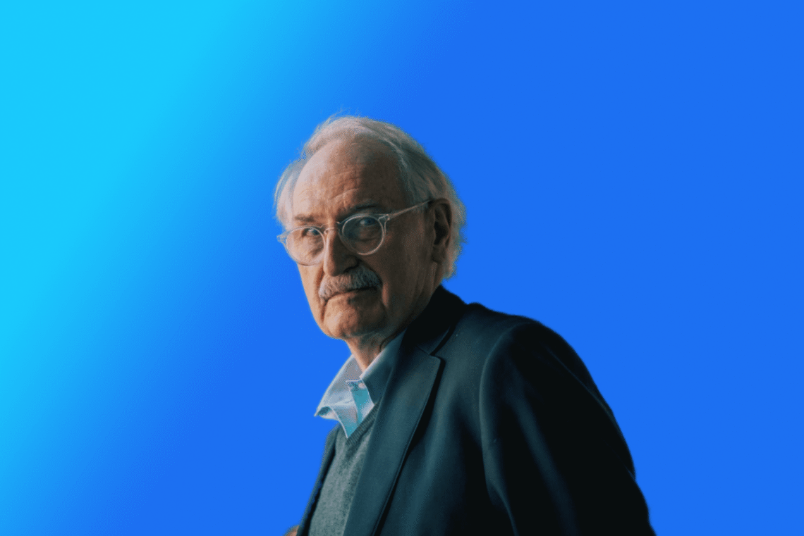 Axel Honneth her ham selv på blå baggrund