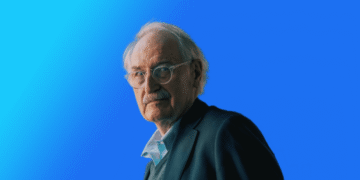 Axel Honneth her ham selv på blå baggrund