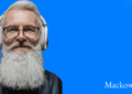 Boomer med langt gråt skæg og høretelefoner infobillede V2.1
