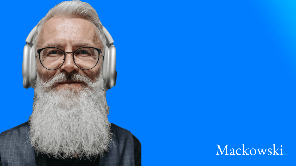 Boomer med langt gråt skæg og høretelefoner infobillede V2.1