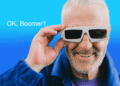 Ok, Boomer? tager 3D briller på og viser overskud på blå baggrund