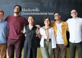 Diversitetsledelse test 8 diversificerede personer på række med Mackowski logo.