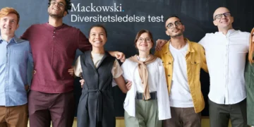 Diversitetsledelse test 8 diversificerede personer på række med Mackowski logo.