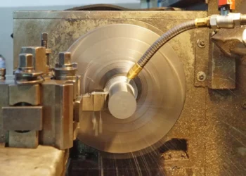 Drejebænk tager spån som i forandringsledelse er svært.