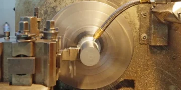 Drejebænk tager spån som i forandringsledelse er svært.