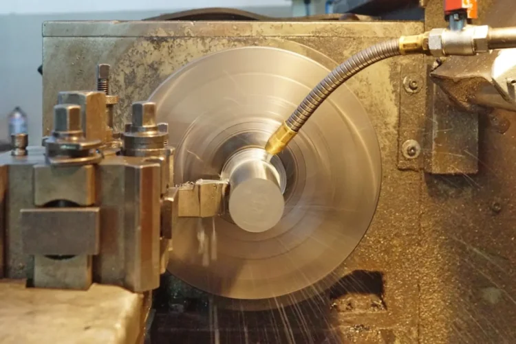 Drejebænk tager spån som i forandringsledelse er svært.