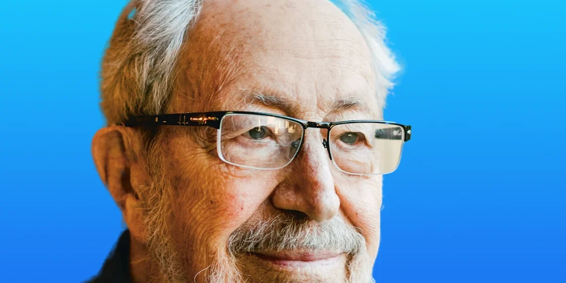 Edgar Schein hyldest med Schein selv i fokus på gradient blå baggrund V2.1