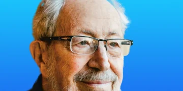 Edgar Schein hyldest med Schein selv i fokus på gradient blå baggrund V2.1