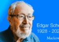 Edgar Schein hyldest med Schein selv i fokus på gradient blå baggrund V2.2