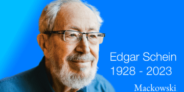 Edgar Schein hyldest med Schein selv i fokus på gradient blå baggrund V2.2