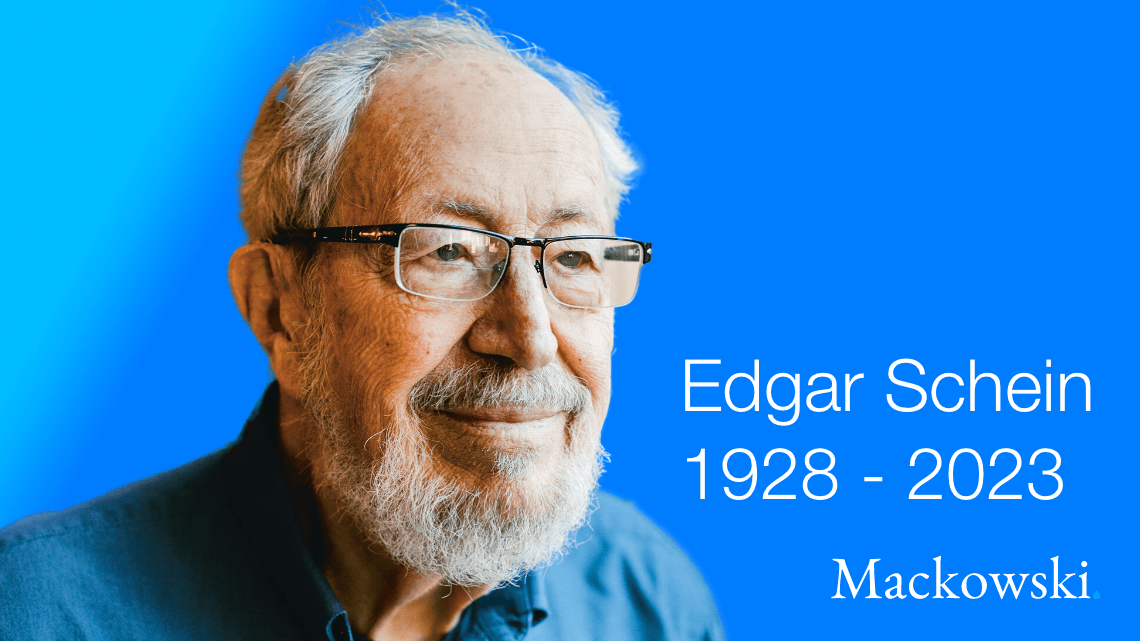 Edgar Schein hyldest med Schein selv i fokus på gradient blå baggrund V2.2