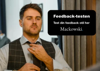 Feedback test stil chef kigger i spejl som metafor for feedback med Mackowski-logo i hvid.