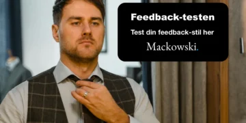 Feedback test stil chef kigger i spejl som metafor for feedback med Mackowski-logo i hvid.