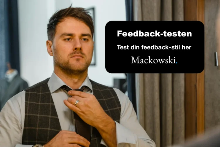Feedback test stil chef kigger i spejl som metafor for feedback med Mackowski-logo i hvid.