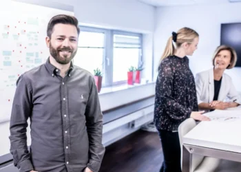 Forandringsleder foran tavle som i Kotters forandringsledelse.