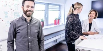 Forandringsleder foran tavle som i Kotters forandringsledelse.