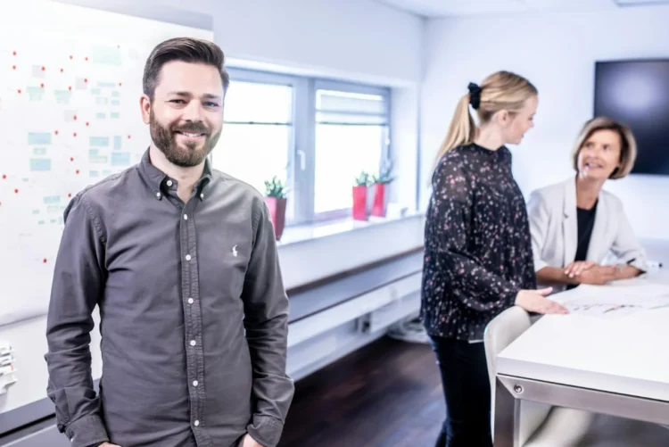 Forandringsleder foran tavle som i Kotters forandringsledelse.