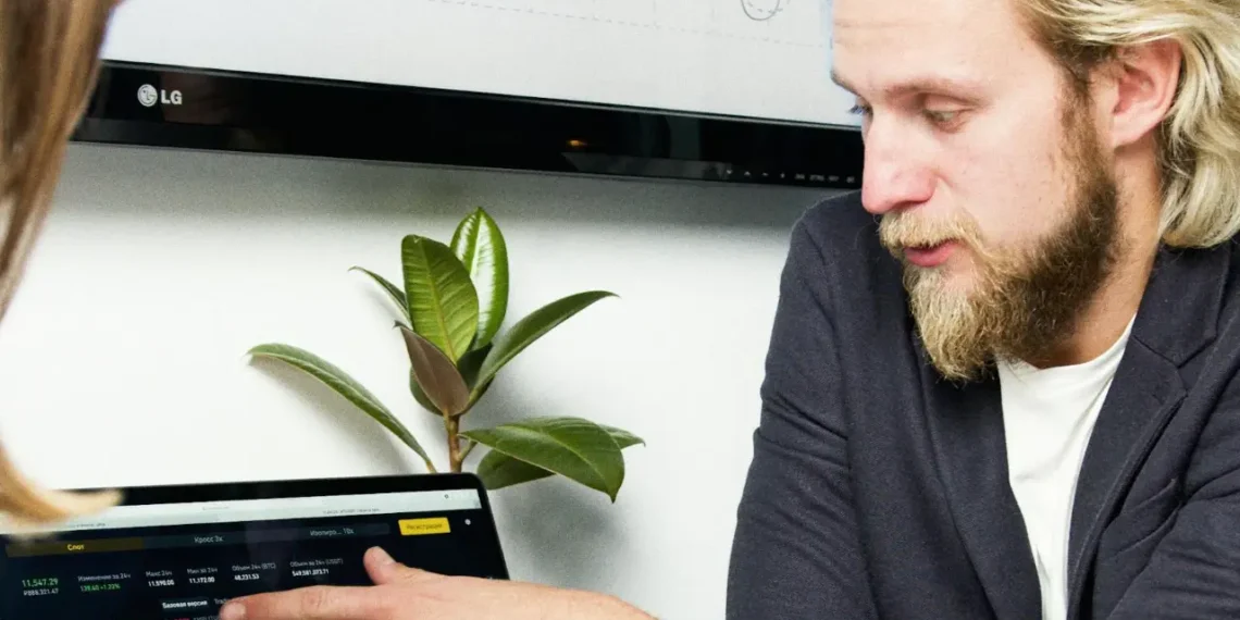 Forandringsleder peger på kurver på computer.