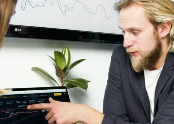 Forandringsleder peger på kurver på computer.