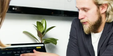 Forandringsleder peger på kurver på computer.