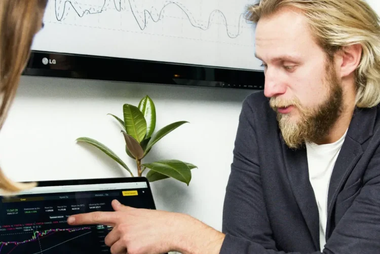 Forandringsleder peger på kurver på computer.