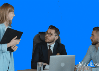 Forandringsleder taler med to managere infobillede