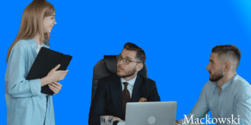 Forandringsleder taler med to managere infobillede