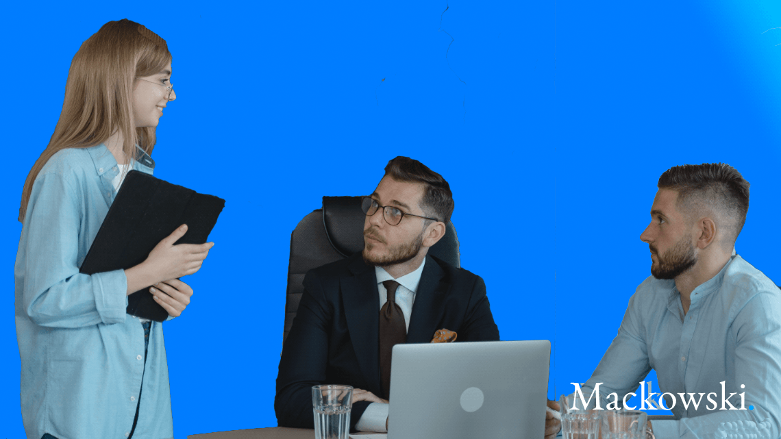 Forandringsleder taler med to managere infobillede