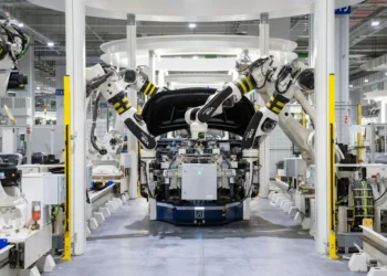 Industrirobotter samler high tech udstyr som i innovationsledelse (Hyundai Motor Group).