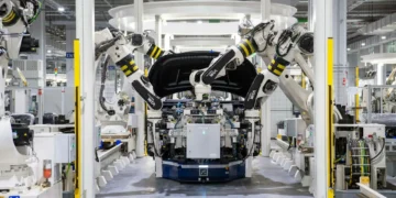 Industrirobotter samler high tech udstyr som i innovationsledelse (Hyundai Motor Group).