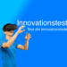 Innovationstesten i innovationsledelse ung mand med VR-biller på på blå baggrund.