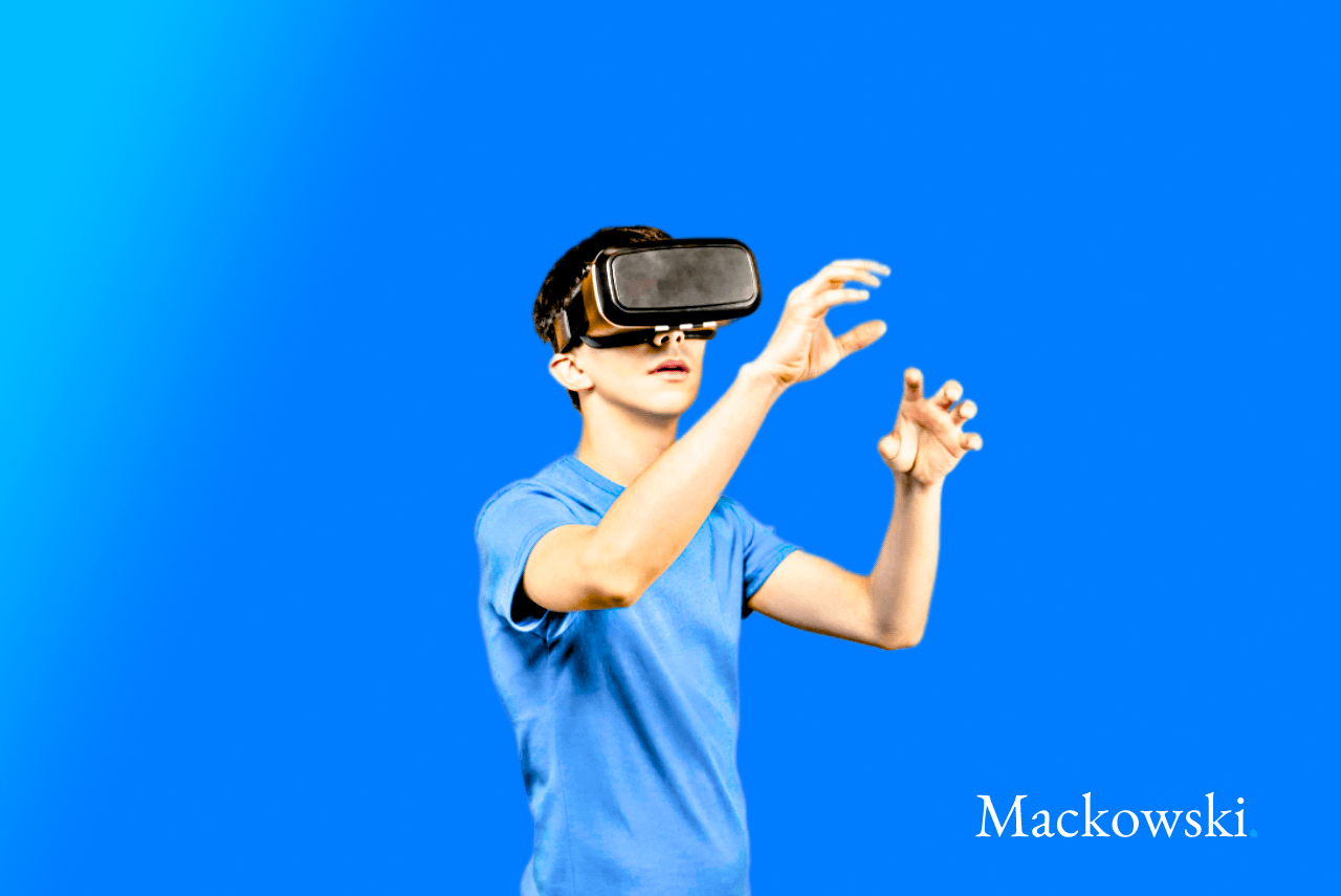 Innovationstesten i innovationsledelse ung mand med VR-biller på blå baggrund FINAL