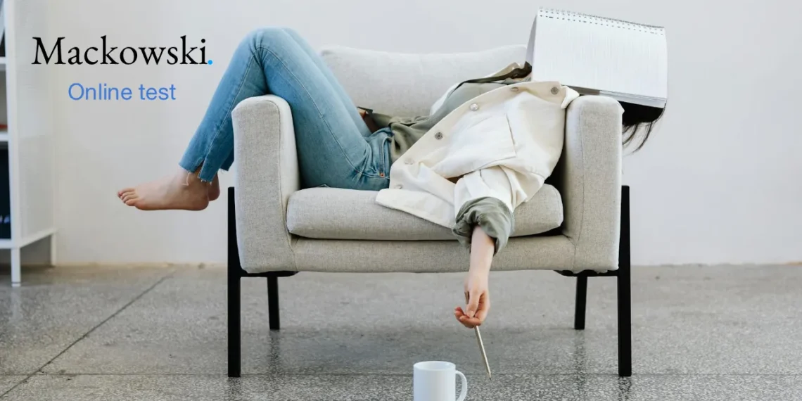 Kvinde på sofa med papirblok over hovedet prokrastinering.