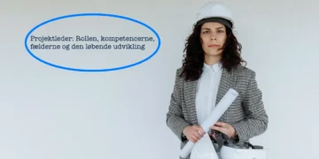 Kvindelig arkitekt som projektleder med hard-hat på hovedet V2-1 (C) 2026 LNM