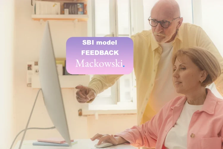 Mand peger på skærm som i SBI model for feedback med dansk. tekst