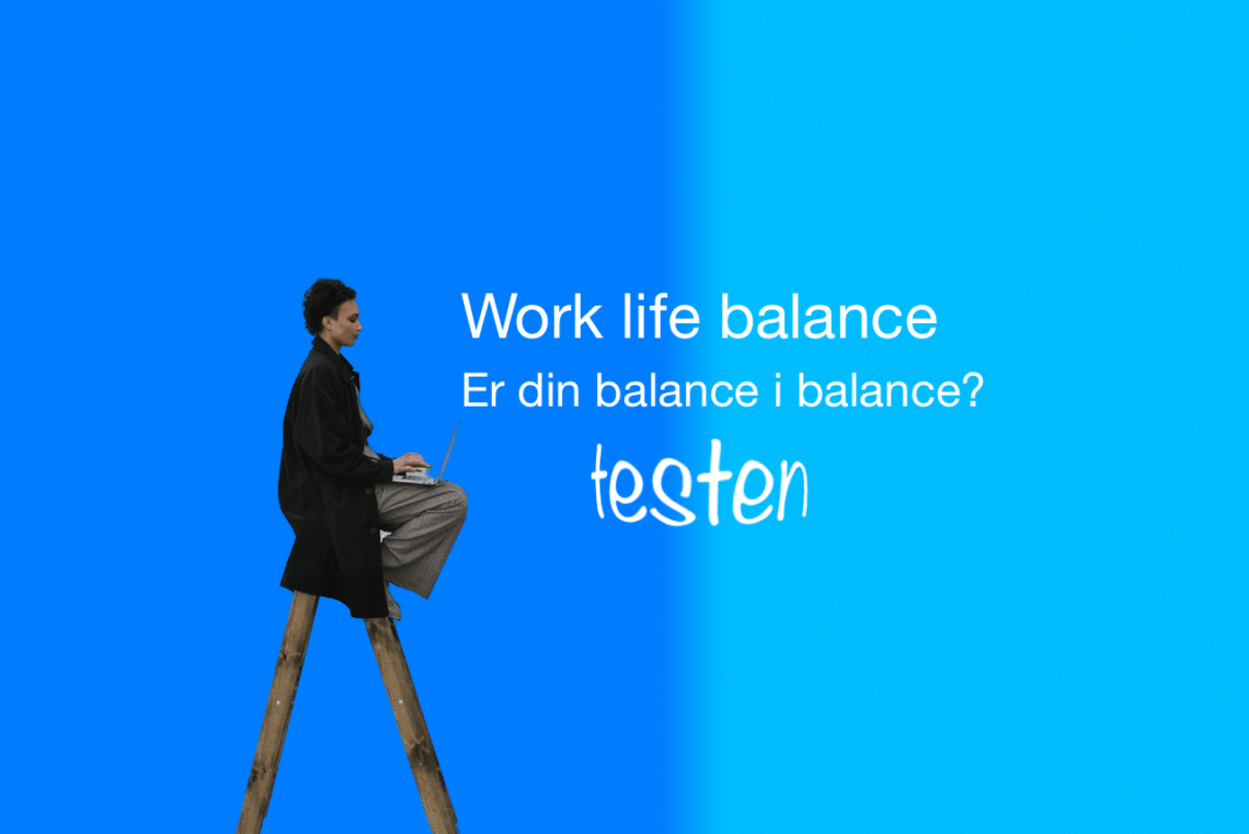 Medarbejder sidder på stige med laptop som i work life balance