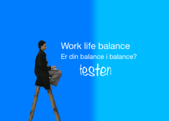Medarbejder sidder på stige med laptop som i work life balance