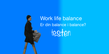Medarbejder sidder på stige med laptop som i work life balance