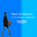 Medarbejder sidder på stige med laptop som i work life balance