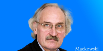 Nærbillede af Axel Honneth på blå baggrund