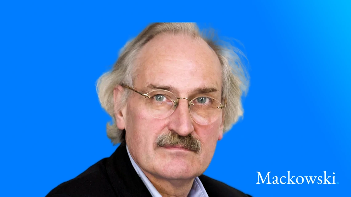 Nærbillede af Axel Honneth på blå baggrund