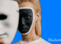 Narcissisme person tager maske af og er sortmalet i ansigtet