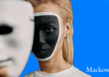 Narcissisme person tager maske af og er sortmalet i ansigtet